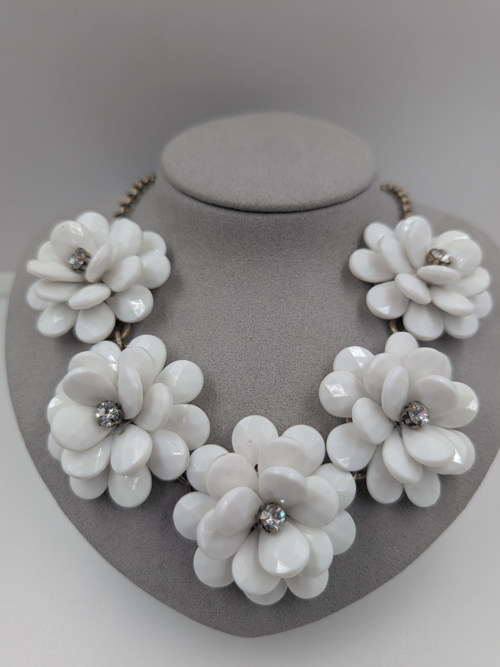Signed J. Crew White Glass Flower Crystal Center Cluster Collar Necklace 0622